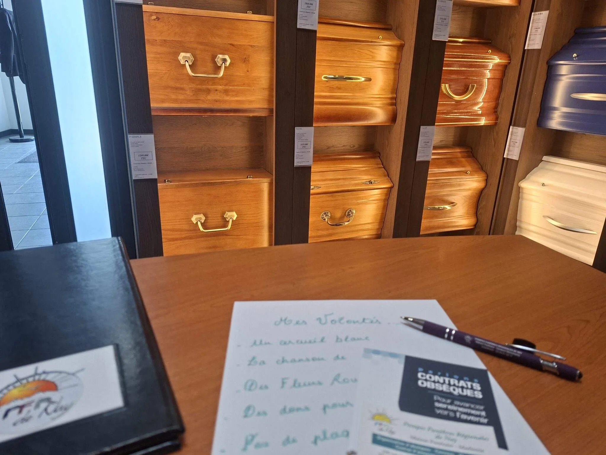 Exposition de cercueils en bois dans une agence de pompes funèbres